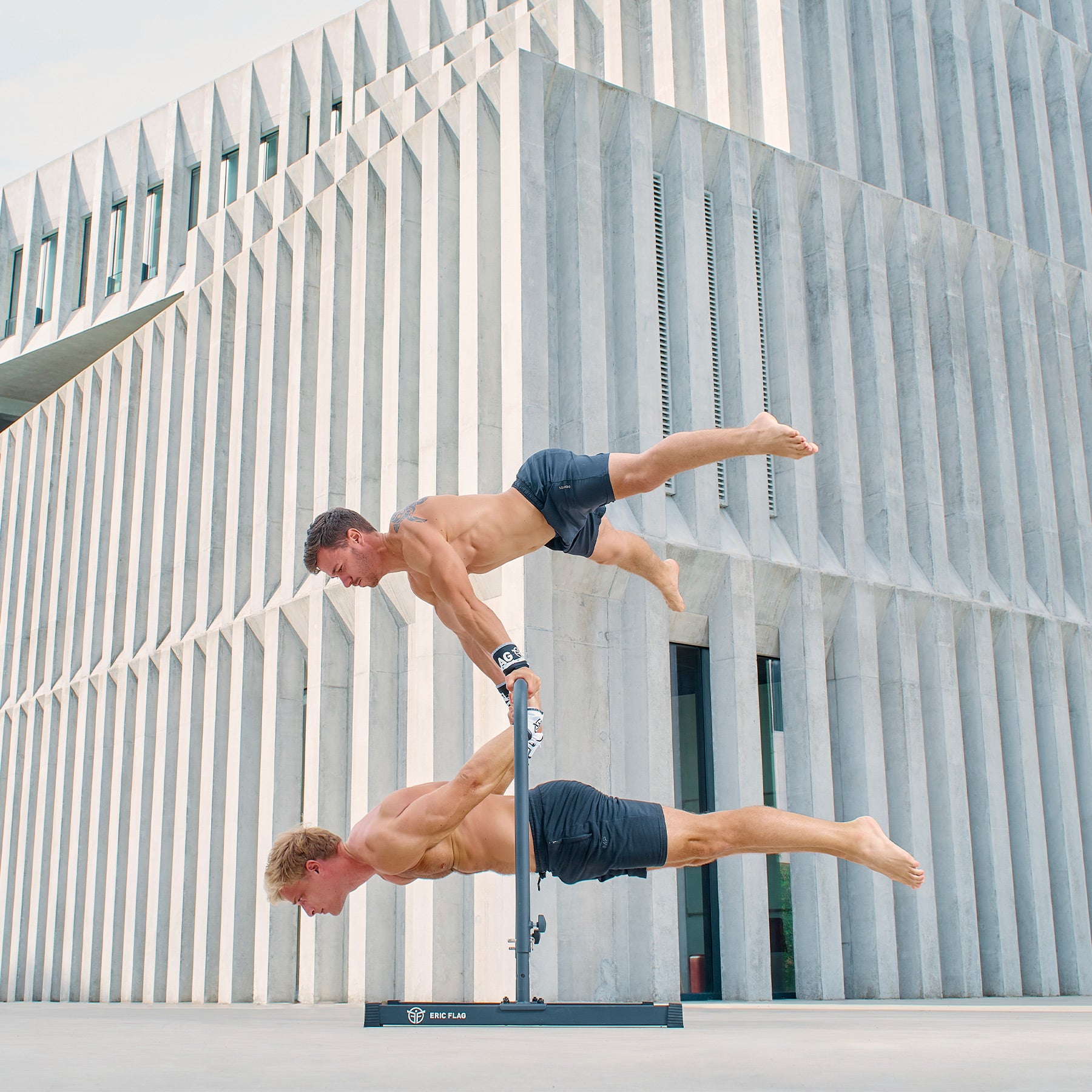 figures street workout sur barre de traction ajustable